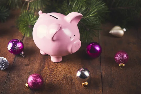 Pink Piggy Bank Dekoracje Choinka Podłoże Drewniane — Zdjęcie stockowe