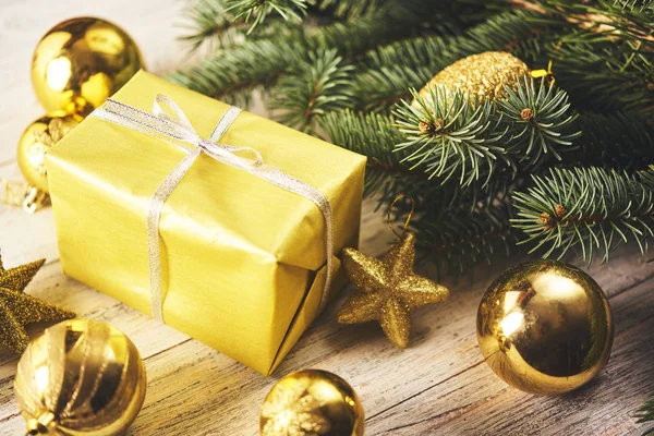 Рождественский Фон Елка Много Рождественских Золотых Желтых Безделушек Подарочная Коробка — стоковое фото