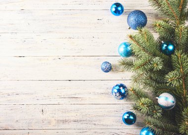 Noel arka plan. Çam ağacı ve bir sürü Noel mavi baubles Beyaz ahşap tahta üzerinde