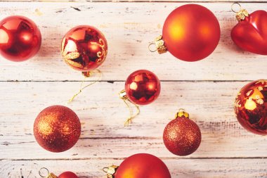 Noel arka plan. Bir sürü farklı kırmızı baubles ile beyaz ahşap tahta üzerinde ayarlayın. Noel hazırlık kavramı