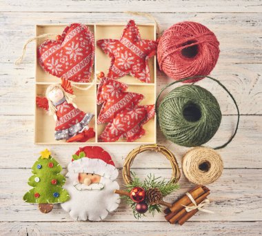 Noel arka plan. Bir sürü farklı baubles ve diğerleri ile Noel süsleri ve oyuncaklar Beyaz ahşap tahta üzerinde ayarlayın. Noel hazırlık kavramı