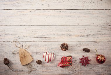 Noel arka plan. Çerçeve ahşap tahta üzerinde bir sürü Noel baubles, oyuncak ve süslemeleri gibi yapılmıştır. Chrismas kavramı