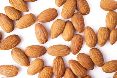 Bir sürü beyaz arka plan üzerinde izole taze çiğ badem. Organik sağlıklı vegan snack.