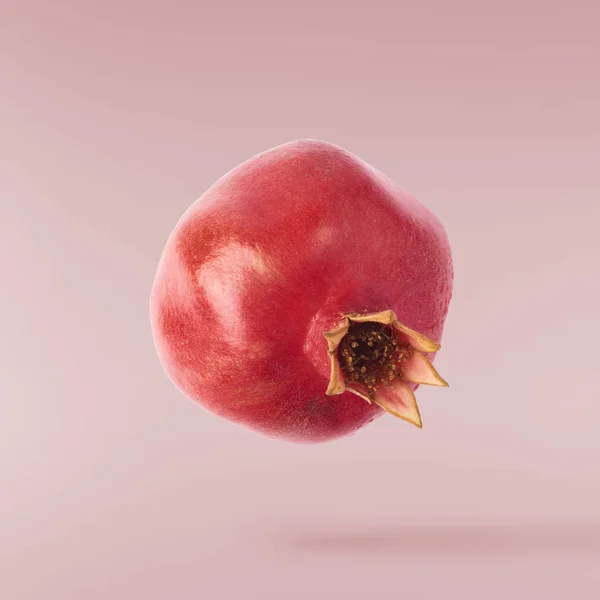 Fliegen Der Luft Frischen Reifen Granatapfel Isoliert Auf Rosa Hintergrund — Stockfoto