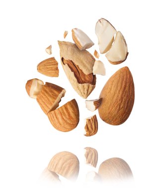 Havada beyaz arka plan üzerinde izole taze çiğ bütün ve kesme badem uçan. Badem kavramı adet yakın çekim için yırtılmış. Yüksek çözünürlüklü görüntü