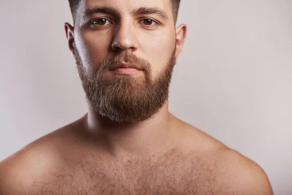 Крупный План Портрета Привлекательного Бородатого Человека Стоящего Сером Фоне — стоковое фото