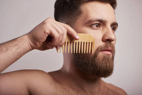 Atractivo Hombre Barbudo Sosteniendo Borrador Barba Pie Sobre Fondo Gris — Foto de Stock