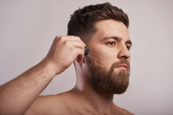 Immagine Ravvicinata Bell Uomo Che Tiene Pipetta Con Olio Barba — Foto Stock