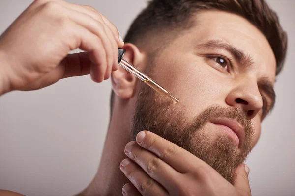 Imagen Primer Plano Del Hombre Guapo Sosteniendo Pipeta Con Aceite — Foto de Stock