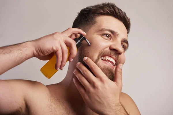 Imagen Primer Plano Del Hombre Guapo Sosteniendo Loción Aceite Para — Foto de Stock