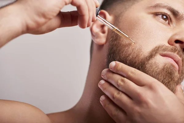 Imagem Close Homem Bonito Segurando Pipeta Com Óleo Para Barba — Fotografia de Stock