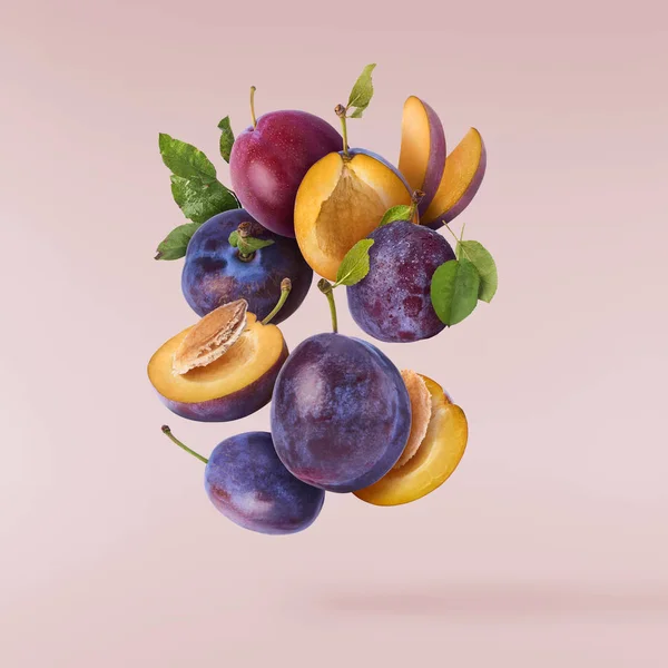 Imagine creativă cu prune proaspete — Fotografie, imagine de stoc