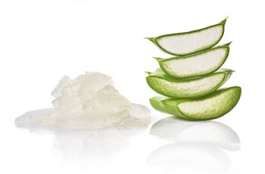 aloe vera beyaz arkaplanda izole