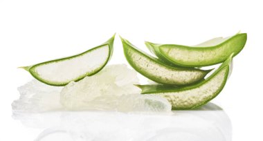 aloe vera beyaz arkaplanda izole