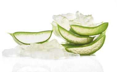 aloe vera beyaz arkaplanda izole