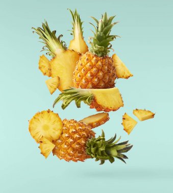 Havada uçan taze olgun bütün ve dilim ile bebek Ananas kesilmiş