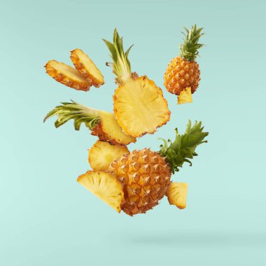 Havada uçan taze olgun bütün ve dilim ile bebek Ananas kesilmiş