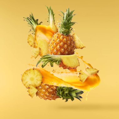 Havada uçan taze olgun bütün ve dilim ile bebek Ananas kesilmiş