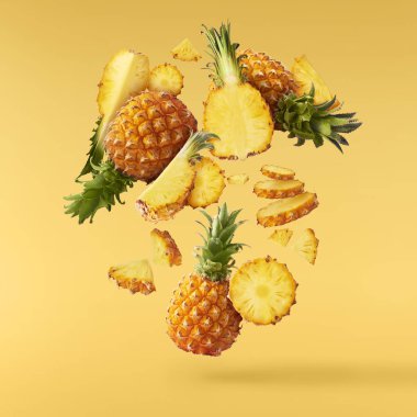 Havada uçan taze olgun bütün ve dilim ile bebek Ananas kesilmiş