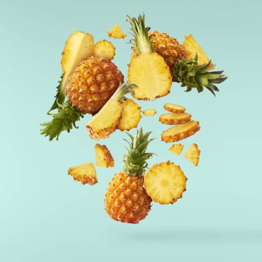 Havada uçan taze olgun bütün ve dilim ile bebek Ananas kesilmiş