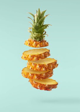 Havada uçan taze olgun bütün ve dilim ile bebek Ananas kesilmiş