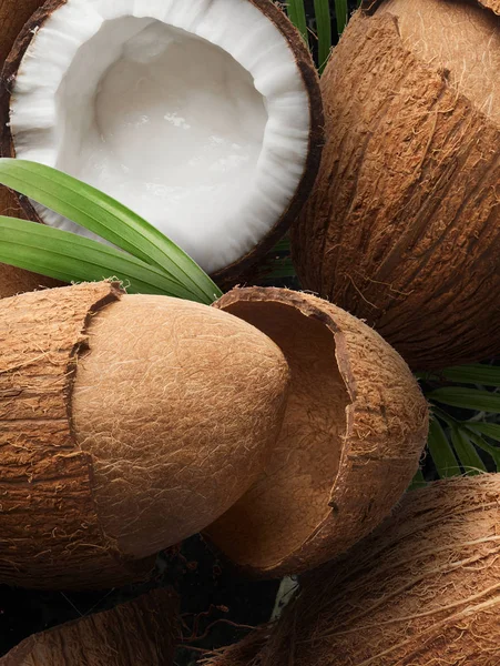 Свіжий стиглий кокос на темному мармуровому фоні — стокове фото