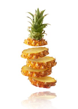 Havada uçan taze olgun bütün ve dilim ile bebek Ananas kesilmiş