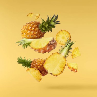 Havada uçan taze olgun bütün ve dilim ile bebek Ananas kesilmiş