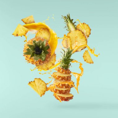Havada uçan taze olgun bütün ve dilim ile bebek Ananas kesilmiş