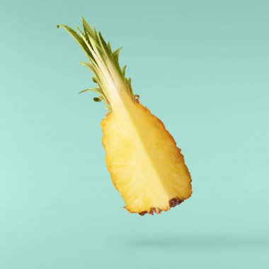Havada uçan taze olgun bütün ve dilim ile bebek Ananas kesilmiş