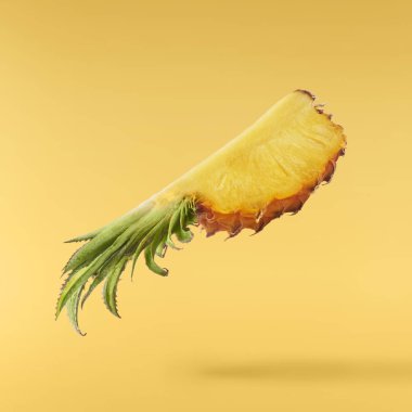 Havada uçan taze olgun bütün ve dilim ile bebek Ananas kesilmiş