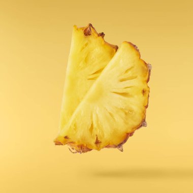 Havada uçan taze olgun bütün ve dilim ile bebek Ananas kesilmiş