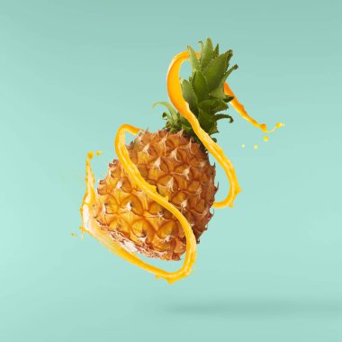 Havada uçan taze olgun bütün ve dilim ile bebek Ananas kesilmiş