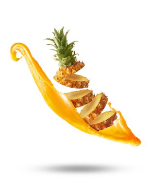 Havada uçan taze olgun bütün ve dilim ile bebek Ananas kesilmiş