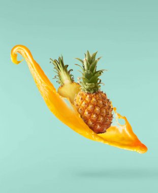 Havada uçan taze olgun bütün ve dilim ile bebek Ananas kesilmiş