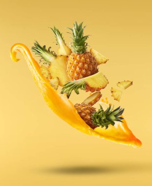 Havada uçan taze olgun bütün ve dilim ile bebek Ananas kesilmiş