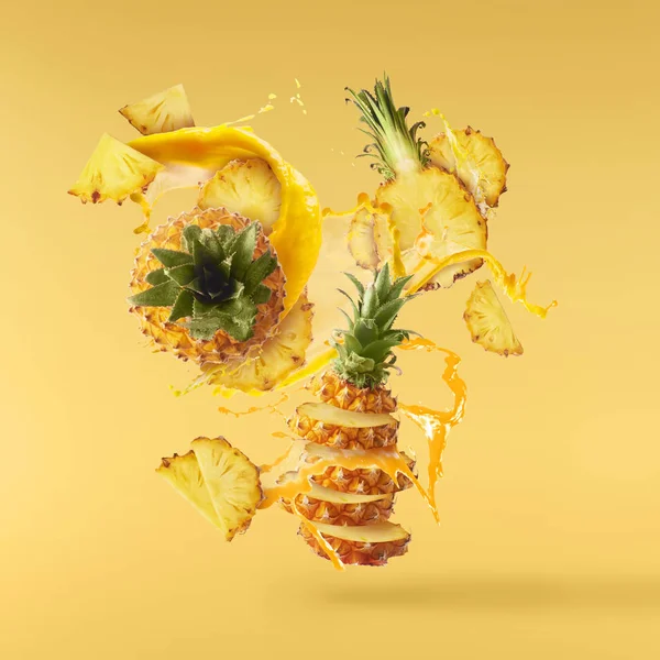 Havada uçan taze olgun bütün ve dilim ile bebek Ananas kesilmiş — Stok fotoğraf