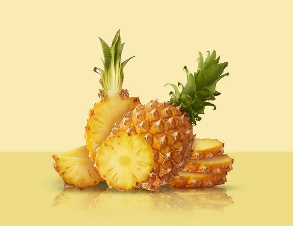 Ananas frais mûr et coupé bébé entier avec des tranches et des feuilles — Photo