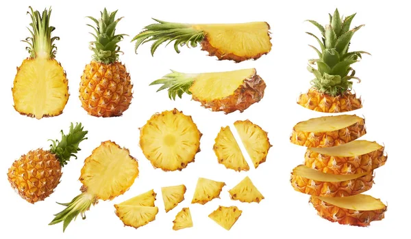 Świeże dojrzałe całe i cięte dziecko ananasem z plastry i liści — Zdjęcie stockowe