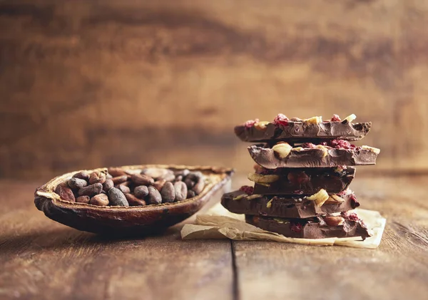 オーガニック自家製チョコレートとカカオミツバチ — ストック写真