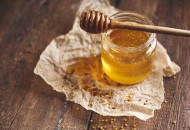 Ahşap dipper ile cam kavanozda Tatlı taze Hohey 