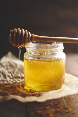 Ahşap dipper ile cam kavanozda Tatlı taze Hohey 