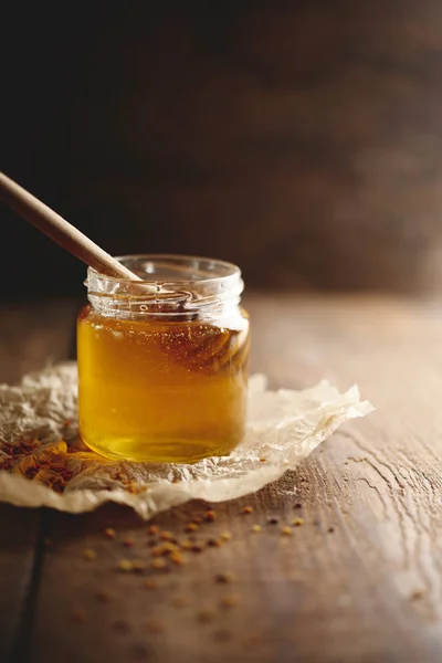 Słodki świeży Hohey w szklanym słoiku z drewnianym Dipper — Zdjęcie stockowe