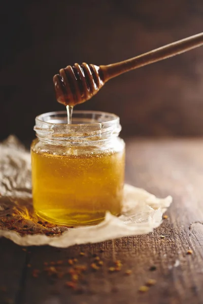 Słodki świeży Hohey w szklanym słoiku z drewnianym Dipper — Zdjęcie stockowe