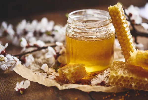 Солодкий свіжий Hehey в скляній банці з медовим комбінатом — стокове фото