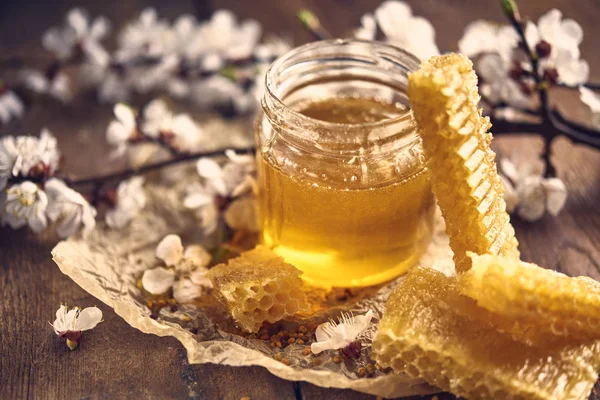 Hohey fresco doce no frasco de vidro com favo de mel — Fotografia de Stock