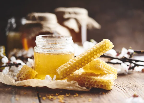 Солодкий свіжий Hehey в скляній банці з медовим комбінатом — стокове фото