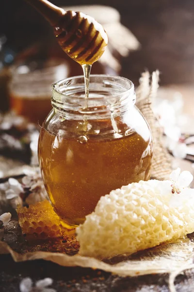 Słodki świeży Hohey w szklanym słoiku z plastra miodu — Zdjęcie stockowe