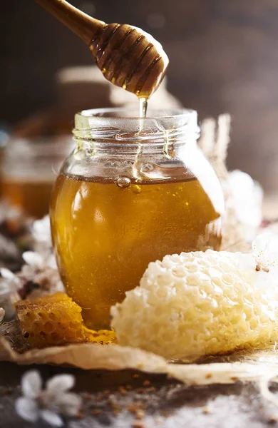 Słodki świeży Hohey w szklanym słoiku z plastra miodu — Zdjęcie stockowe