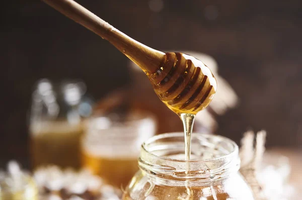 Söt färsk Hohey i glasburk med Honeycomb — Stockfoto